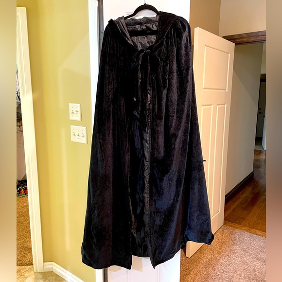 Other - Women’s Medium Black Hooded Cape